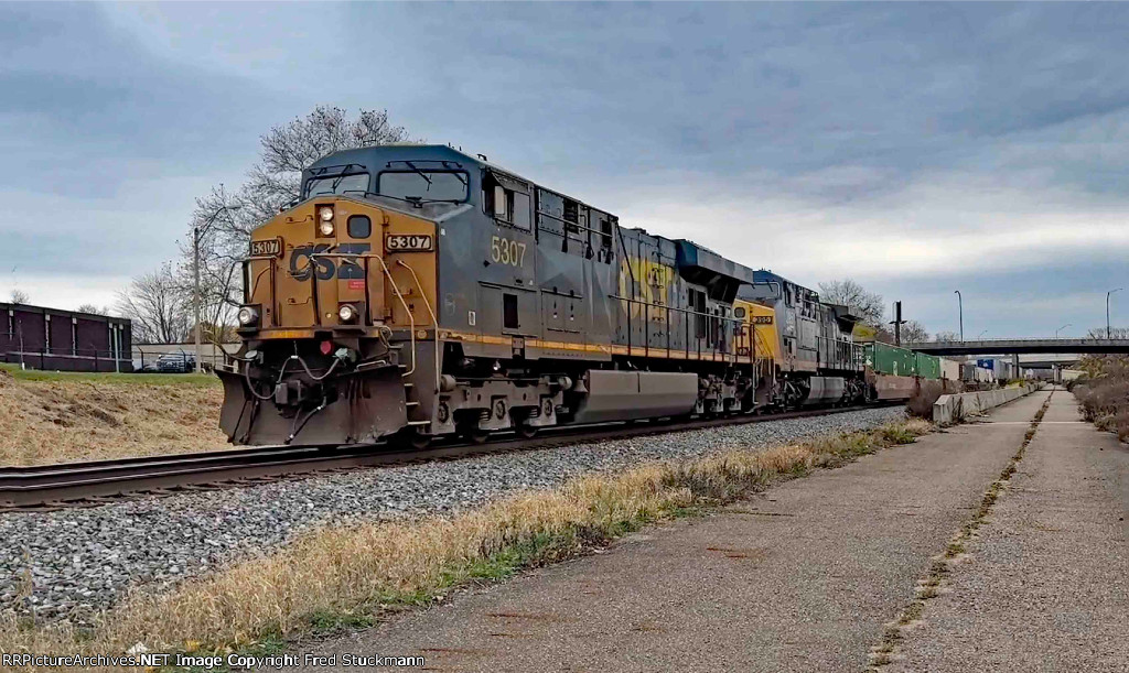 CSX 5307 leads I018.